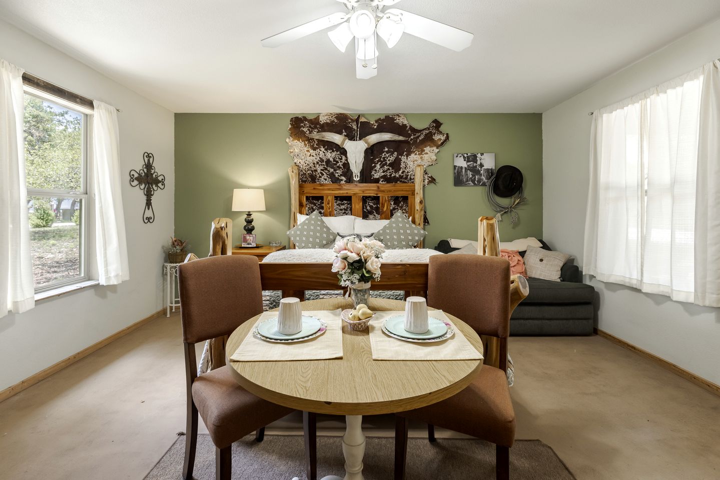 Cozy Wildlife Cabin with Private Porch and Stargazing near Mountain Home, Texas