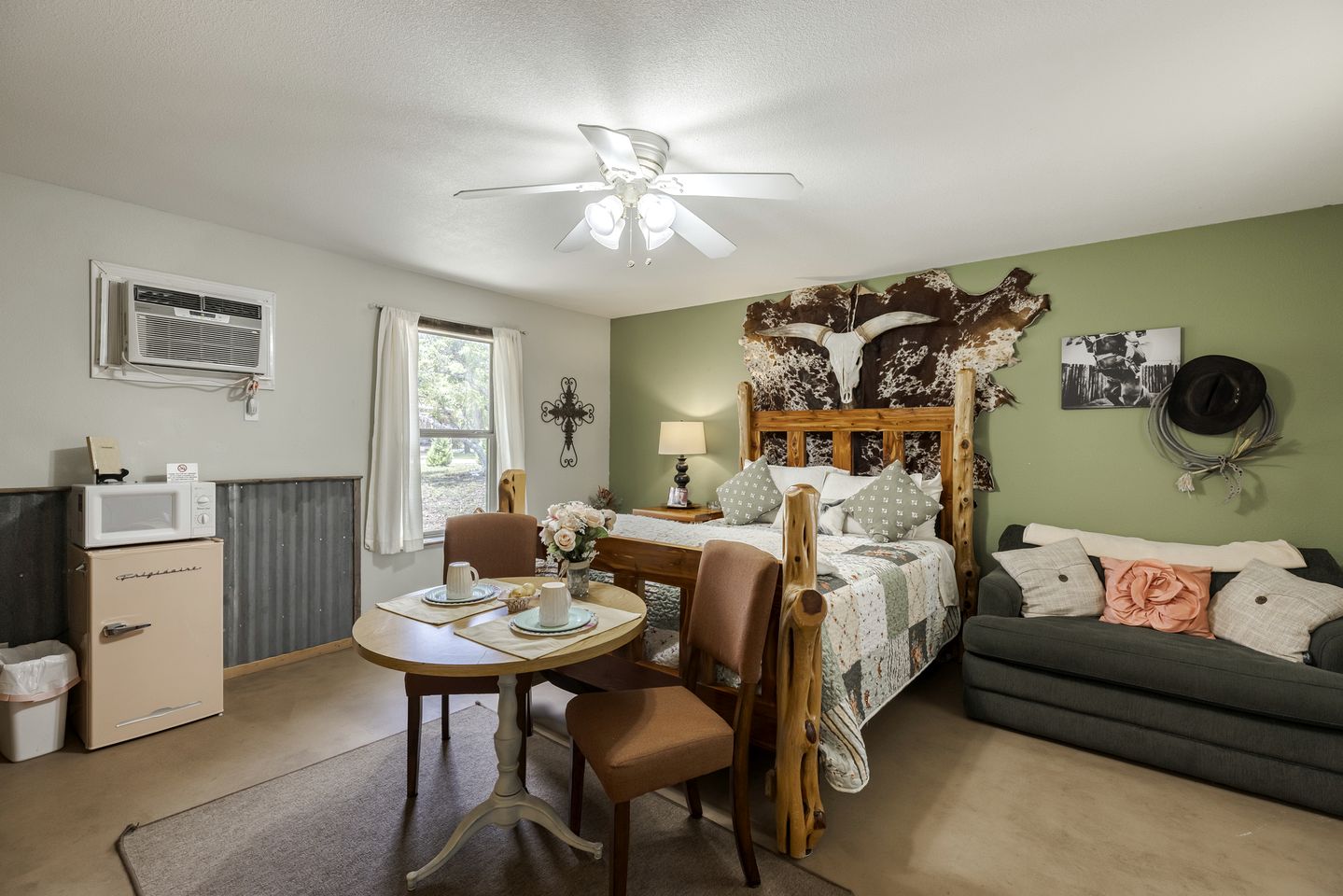 Cozy Wildlife Cabin with Private Porch and Stargazing near Mountain Home, Texas