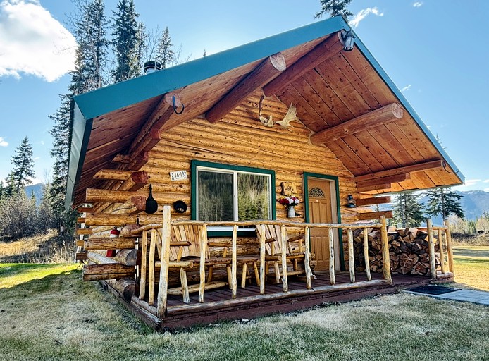 Cozy Creekside Cabin with Mountain Views & Fireplace near Log Cabin Creek, Tok Alaska