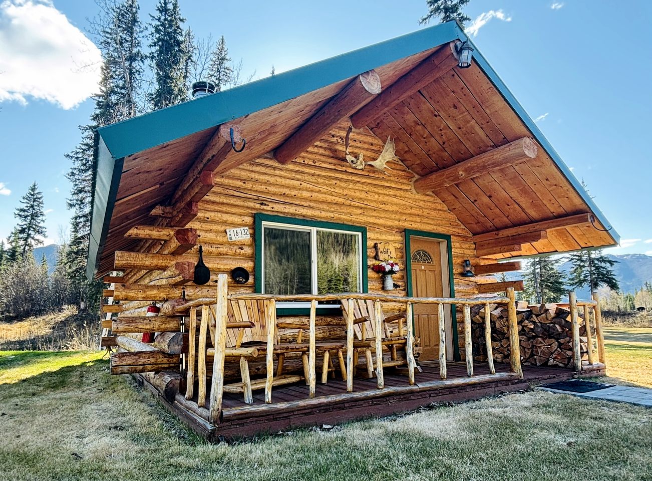 Cozy Creekside Cabin with Mountain Views & Fireplace near Log Cabin Creek, Tok Alaska
