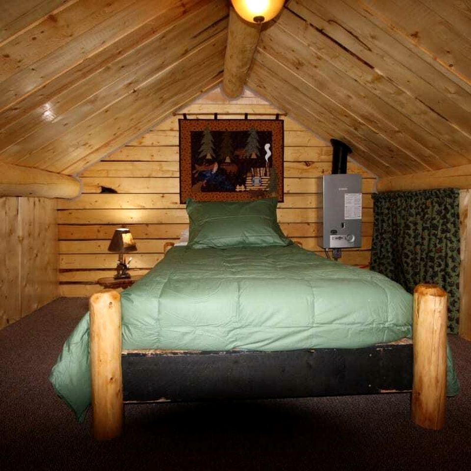 Cozy Creekside Cabin with Mountain Views & Fireplace near Log Cabin Creek, Tok Alaska