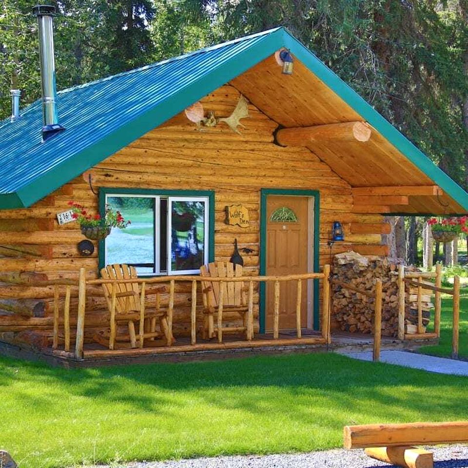 Cozy Creekside Cabin with Mountain Views & Fireplace near Log Cabin Creek, Tok Alaska