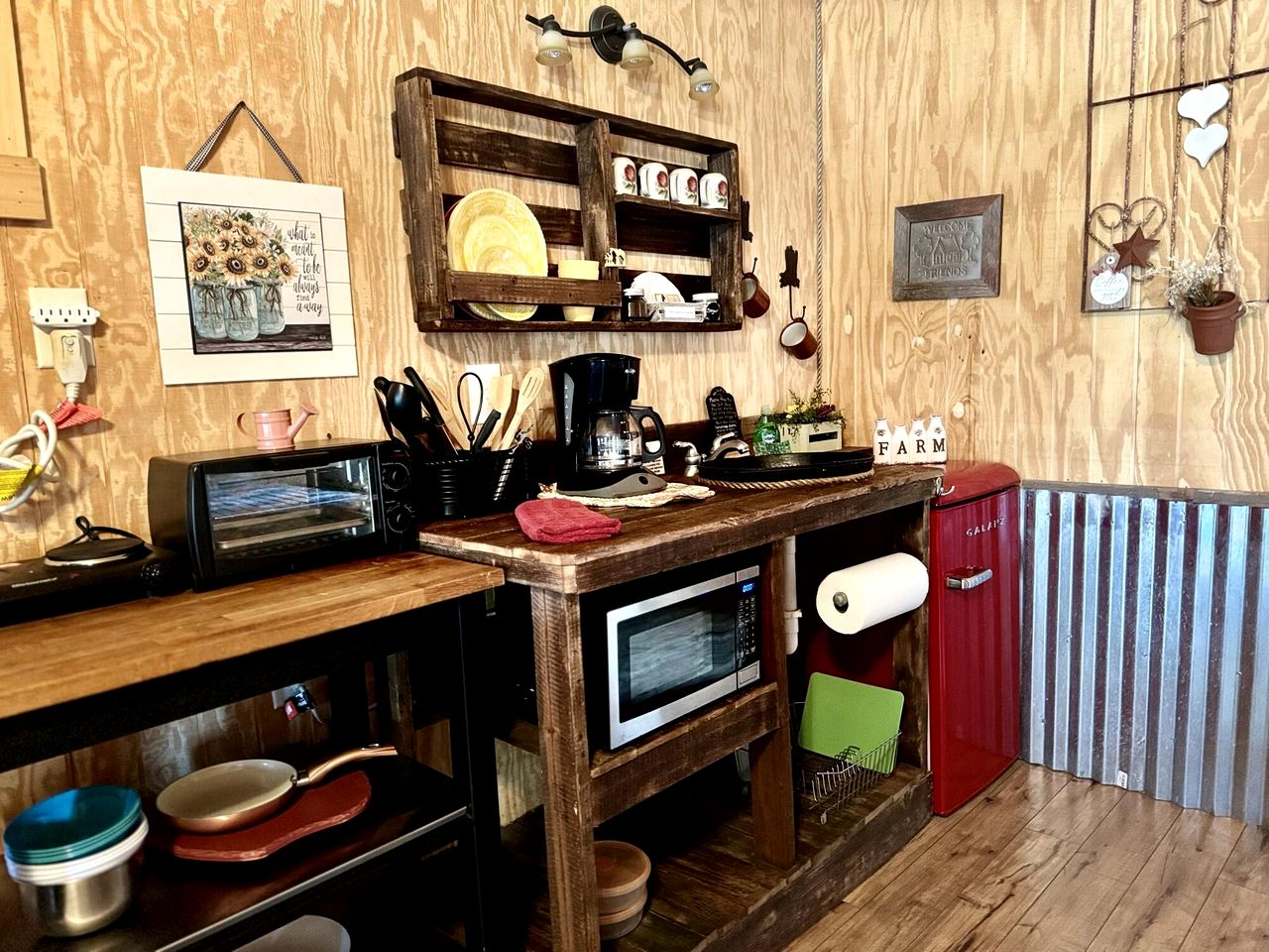 Cozy Western-Style Cabin with Dark-Sky Stargazing near Mountain Home, Texas