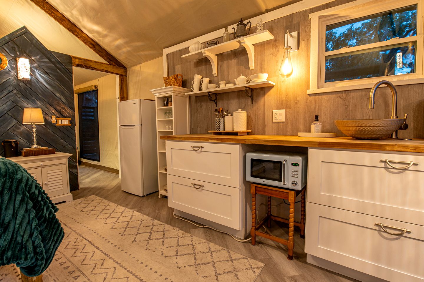 Secluded Treehouse Tent Retreat on the Marsh with Outdoor Dining, Grilling Gear, Games, Views in Townsend, Georgia