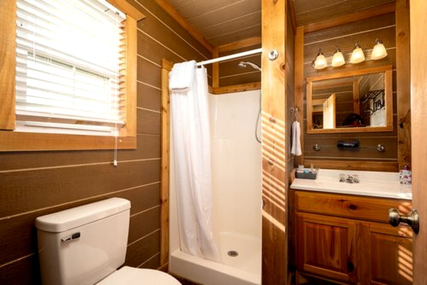 Spacious Pet-Friendly Studio Cabin in Afton, Oklahoma