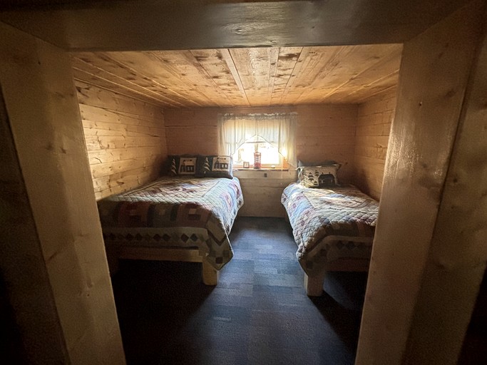Cabins (United States of America, Tok, Alaska)