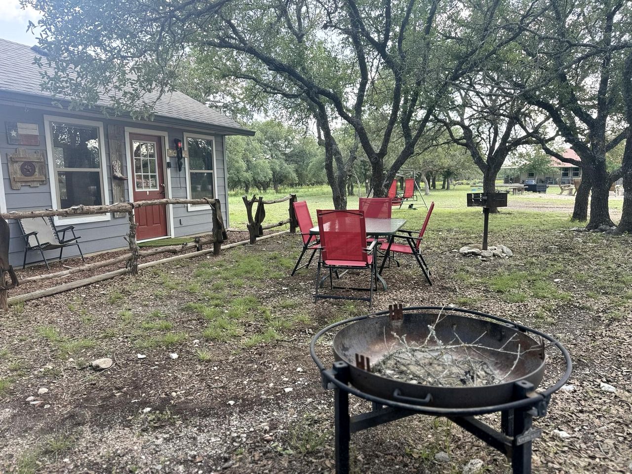 Charming Pet-Friendly Hill Country Cabin with Dark-Sky Stargazing near Mountain Home, Texas
