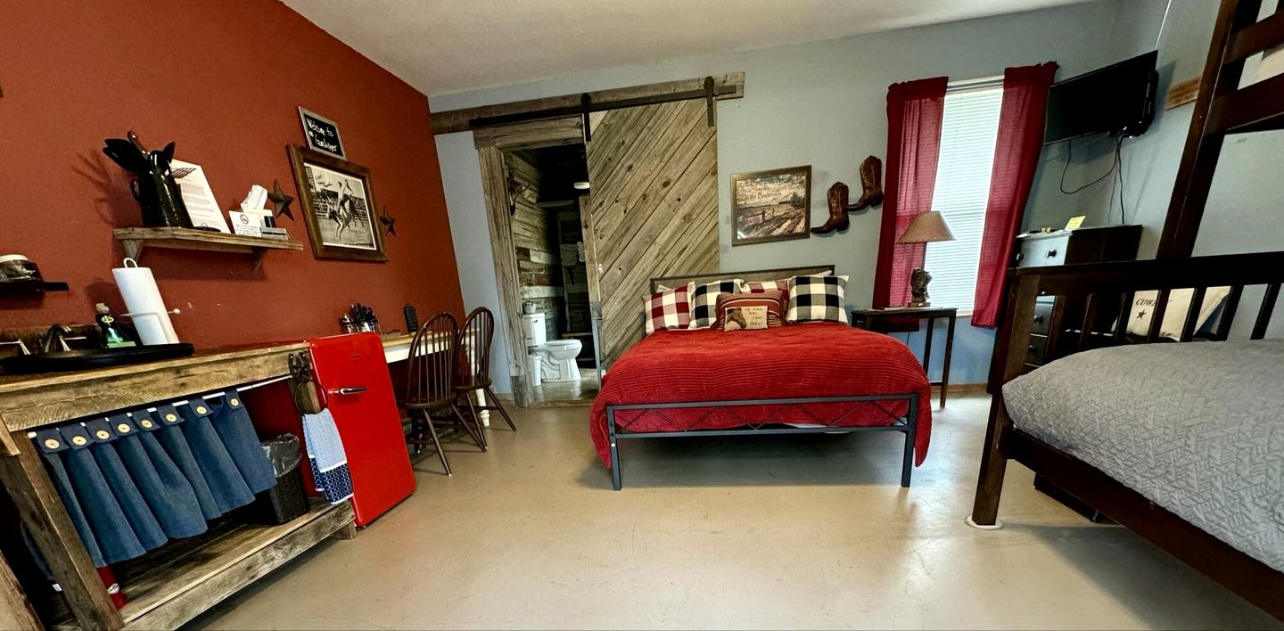 Charming Pet-Friendly Hill Country Cabin with Dark-Sky Stargazing near Mountain Home, Texas