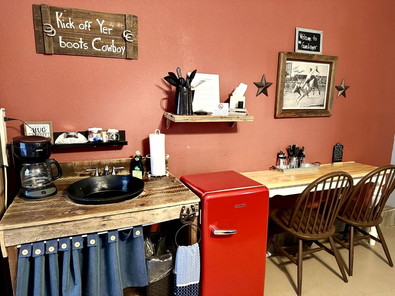 Charming Pet-Friendly Hill Country Cabin with Dark-Sky Stargazing near Mountain Home, Texas