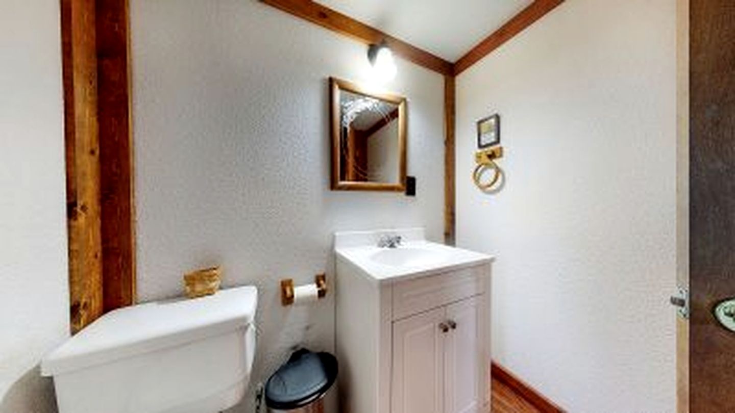 Historic Log Cabin with Fireplace and Mountain Views, Perfect for a Weekend Getaway to Red Lakes, CO
