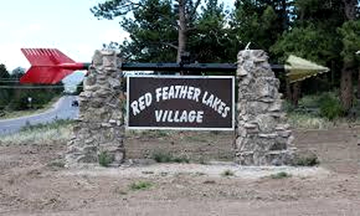 Historic Log Cabin with Fireplace and Mountain Views, Perfect for a Weekend Getaway to Red Lakes, CO