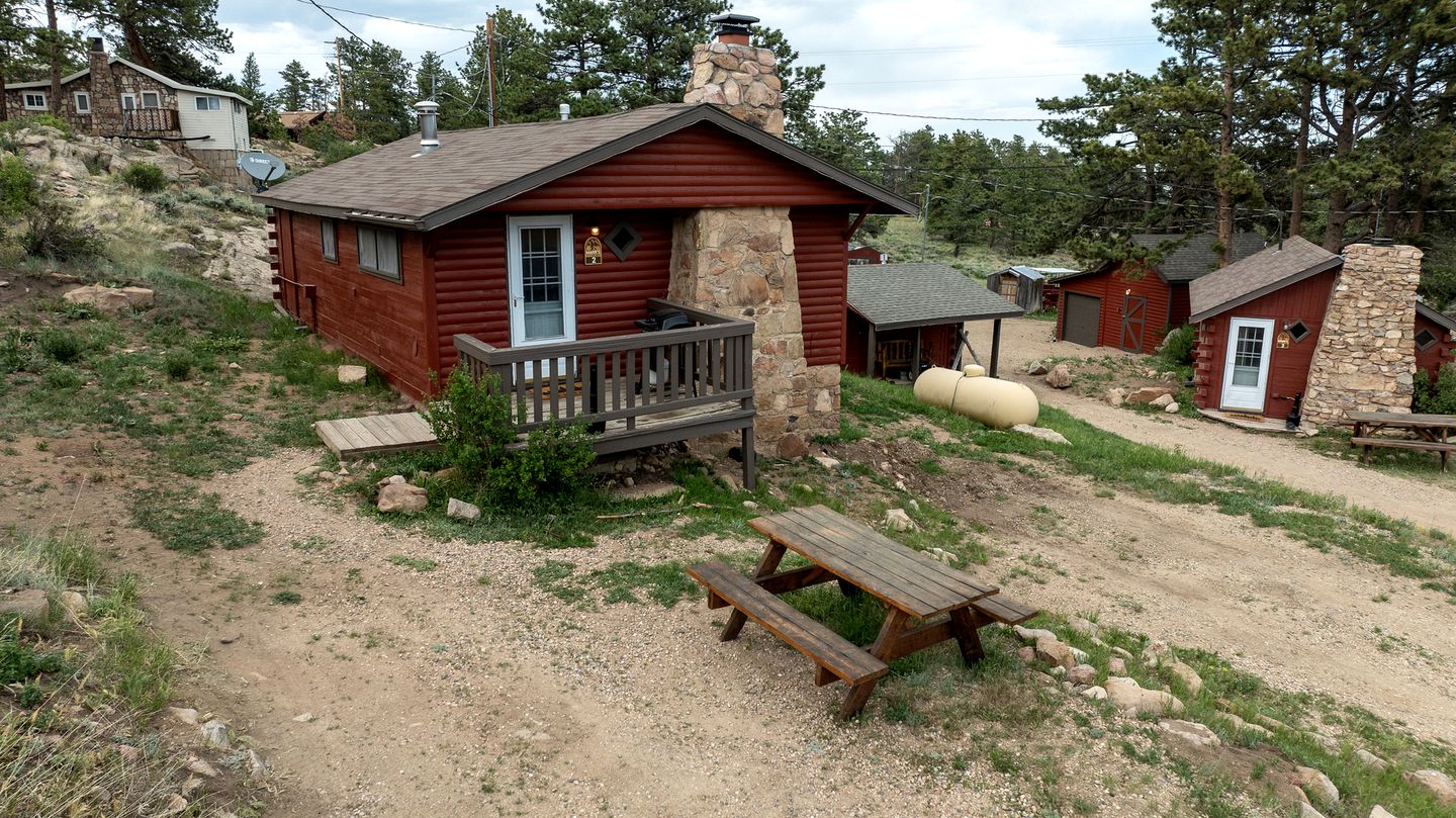 Historic Log Cabin with Fireplace and Mountain Views, Perfect for a Weekend Getaway to Red Lakes, CO