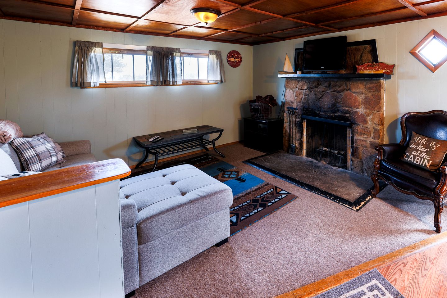 Historic Log Cabin with Fireplace and Mountain Views, Perfect for a Weekend Getaway to Red Lakes, CO