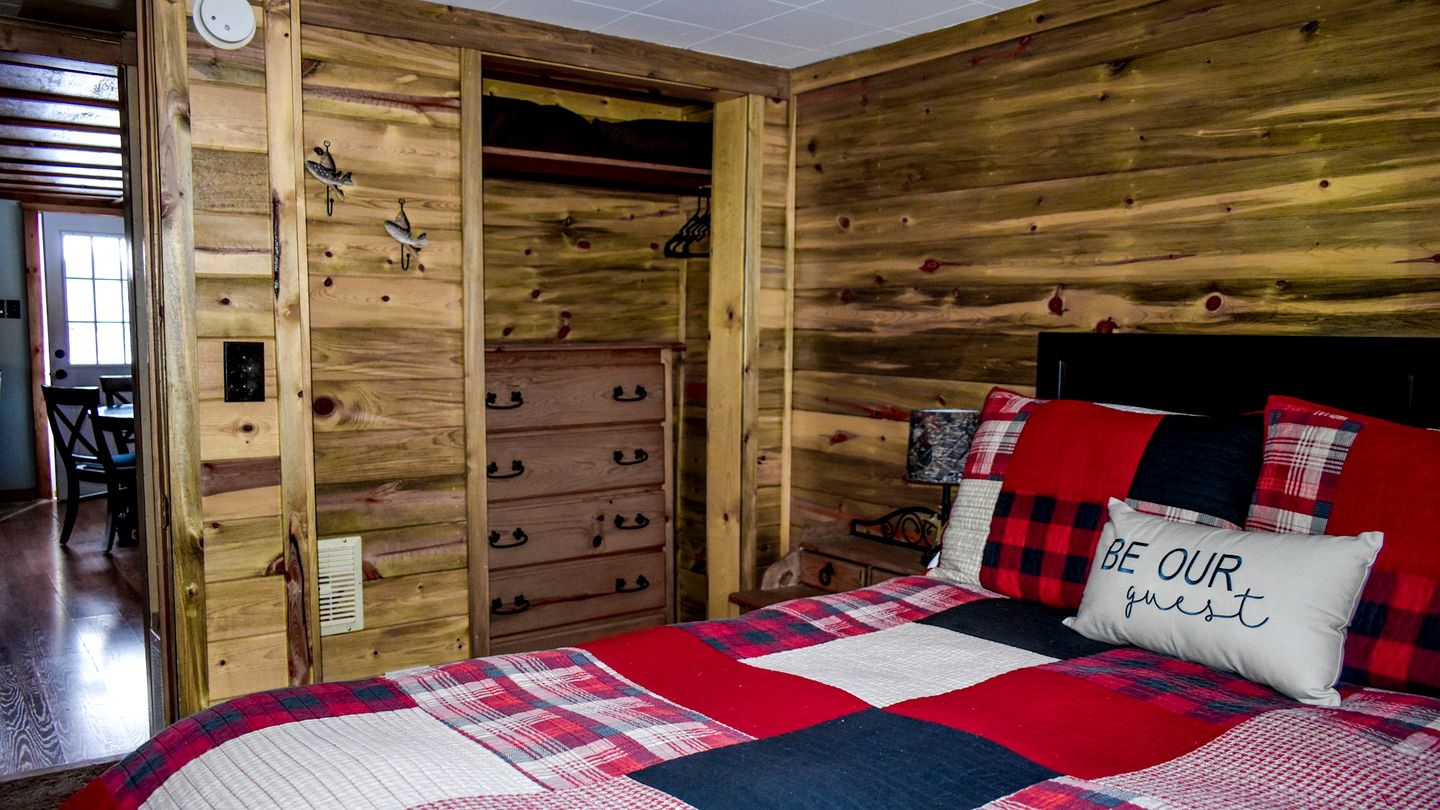 Historic Log Cabin with Fireplace and Mountain Views, Perfect for a Weekend Getaway to Red Lakes, CO