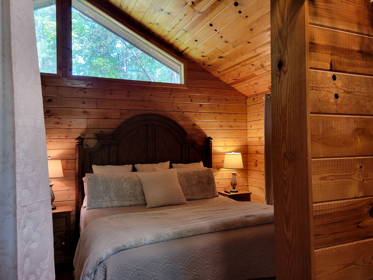 Rustic Cabin with Indoor Bath Spa and Deck in Arkansas