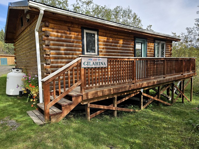 Spacious Alaskan-Style Log Cabin, the Perfect Base for Outdoor Adventures in McCarthy, Alaska
