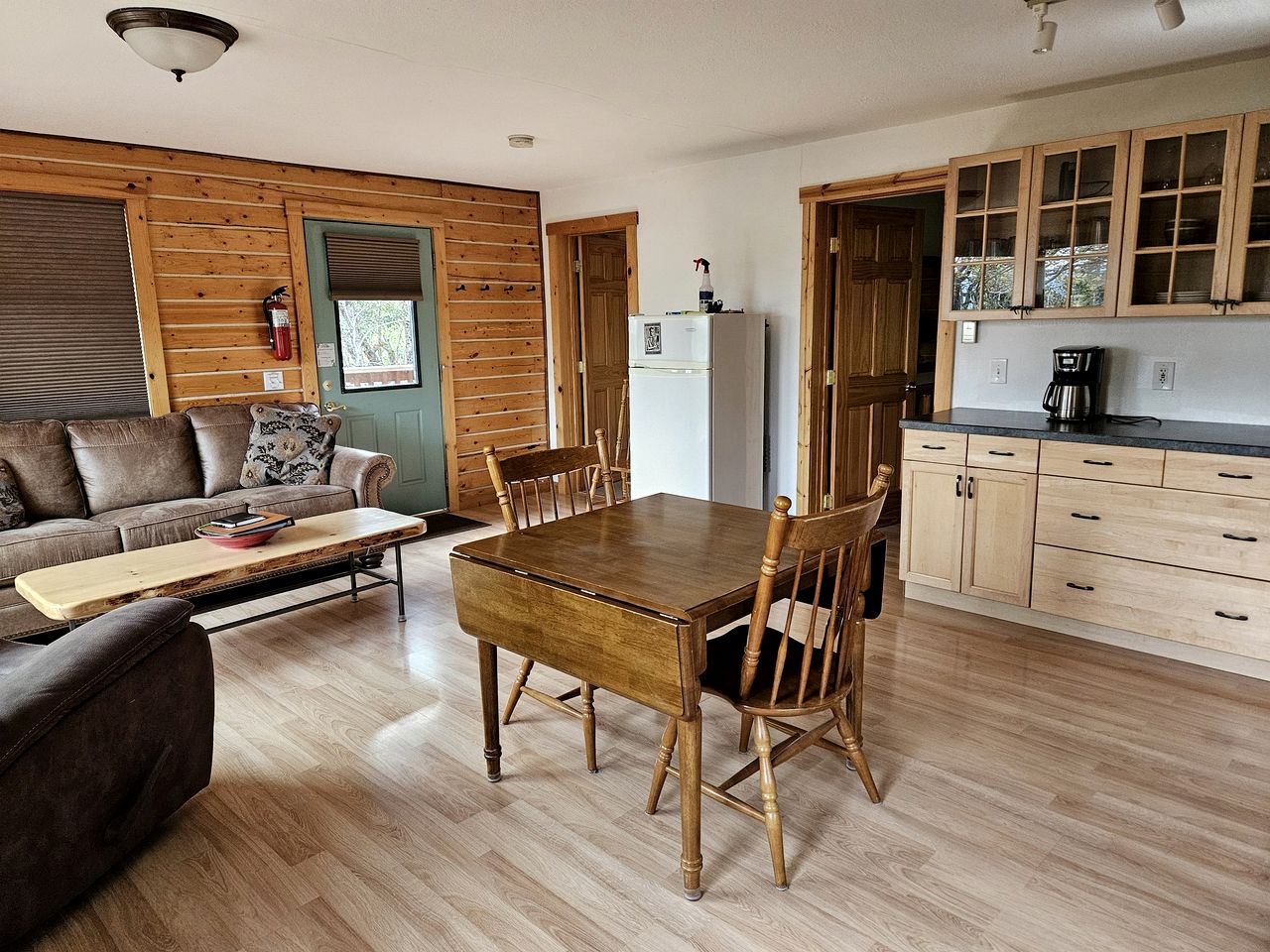 Spacious Alaskan-Style Log Cabin, the Perfect Base for Outdoor Adventures in McCarthy, Alaska