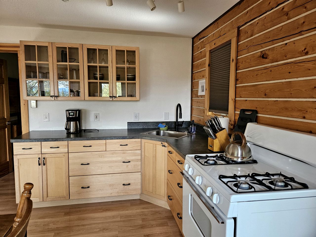 Spacious Alaskan-Style Log Cabin, the Perfect Base for Outdoor Adventures in McCarthy, Alaska