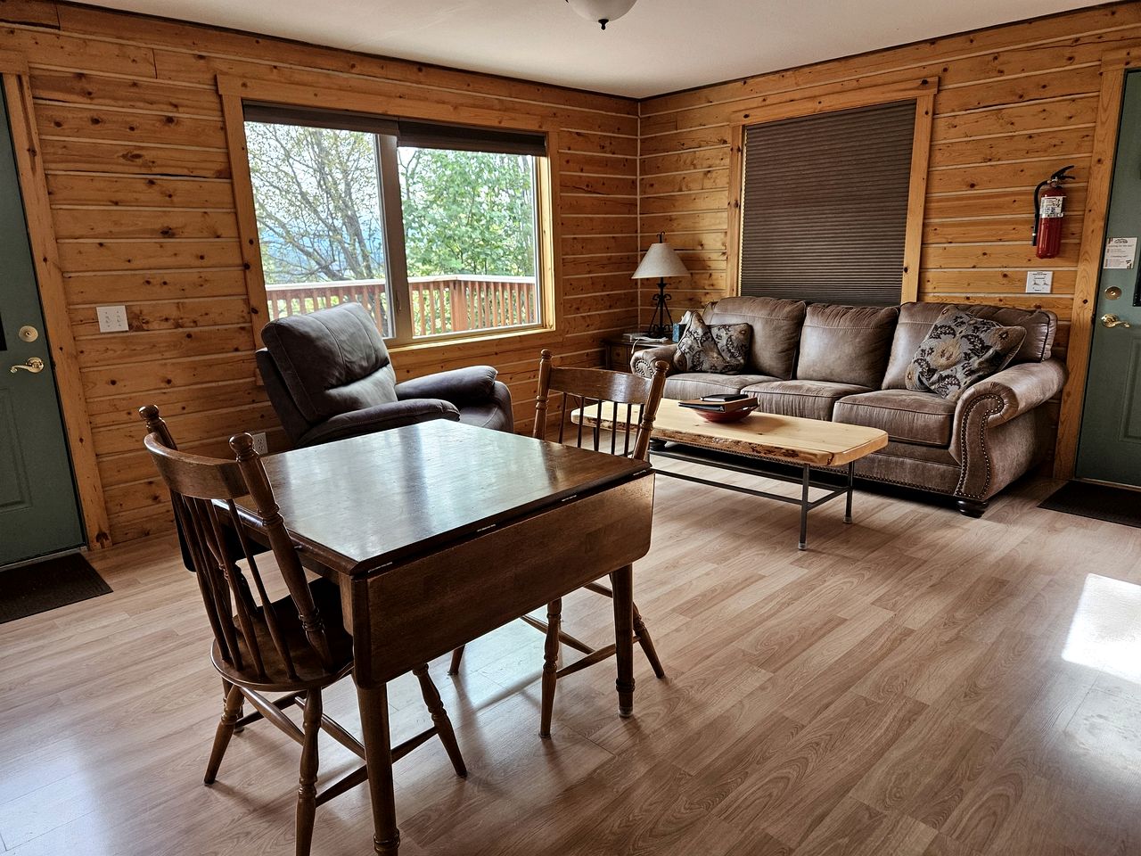 Spacious Alaskan-Style Log Cabin, the Perfect Base for Outdoor Adventures in McCarthy, Alaska