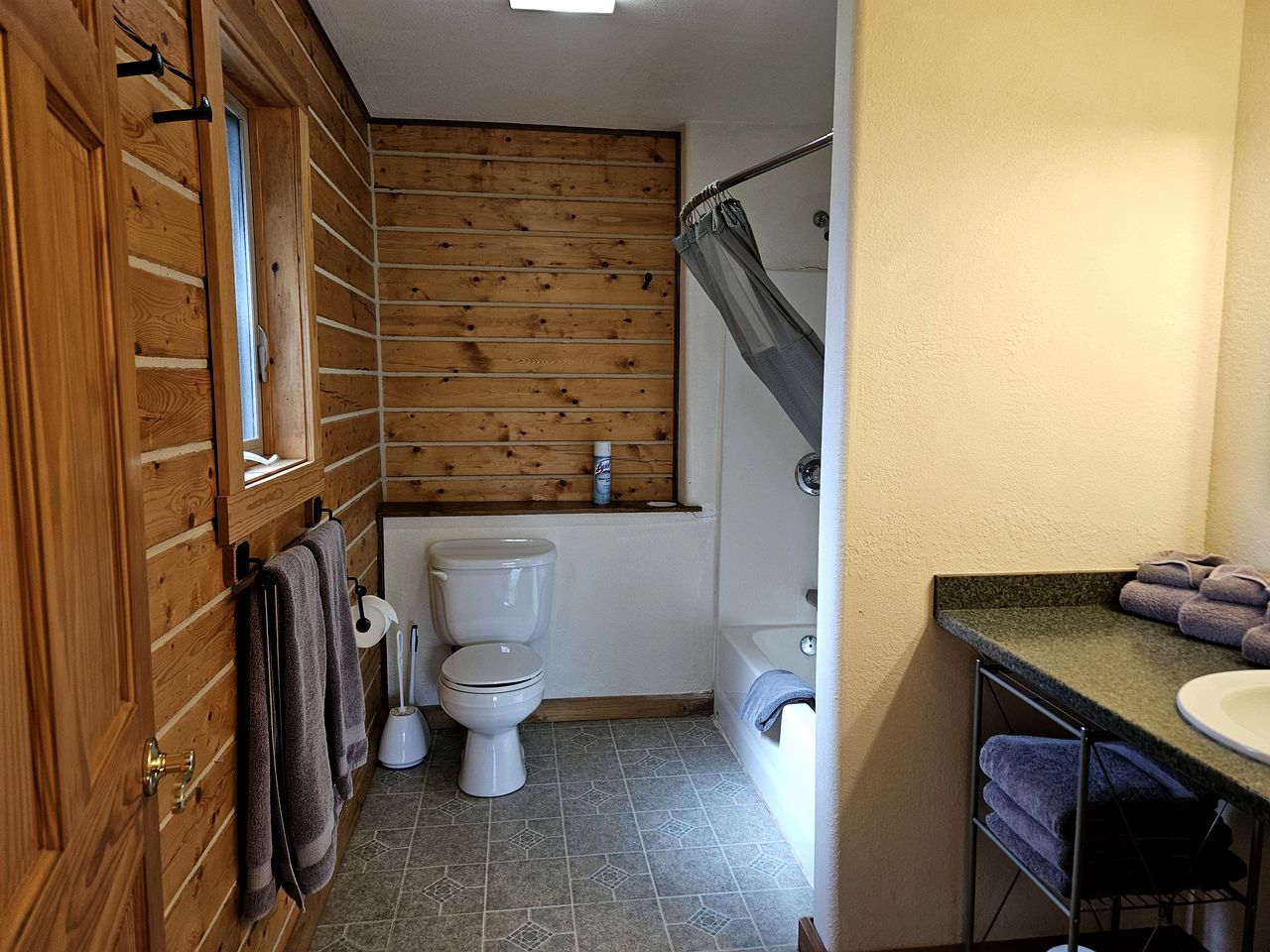 Spacious Alaskan-Style Log Cabin, the Perfect Base for Outdoor Adventures in McCarthy, Alaska