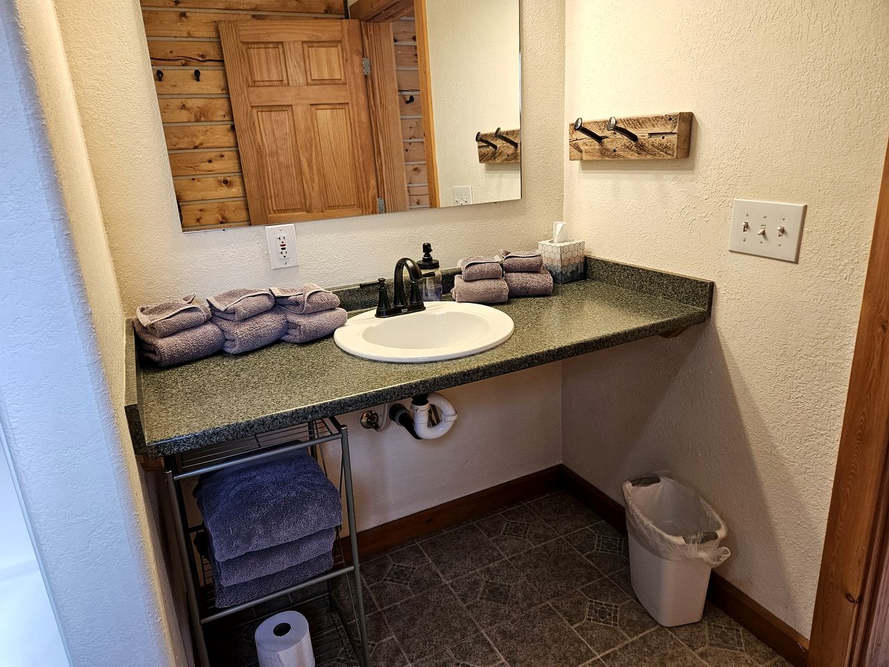 Spacious Alaskan-Style Log Cabin, the Perfect Base for Outdoor Adventures in McCarthy, Alaska