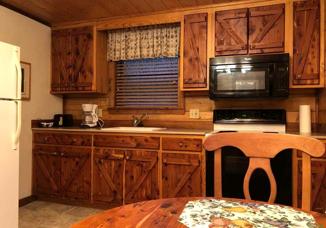 Rural Quaint Cabin with Large Private Deck and Hammock in Arkansas