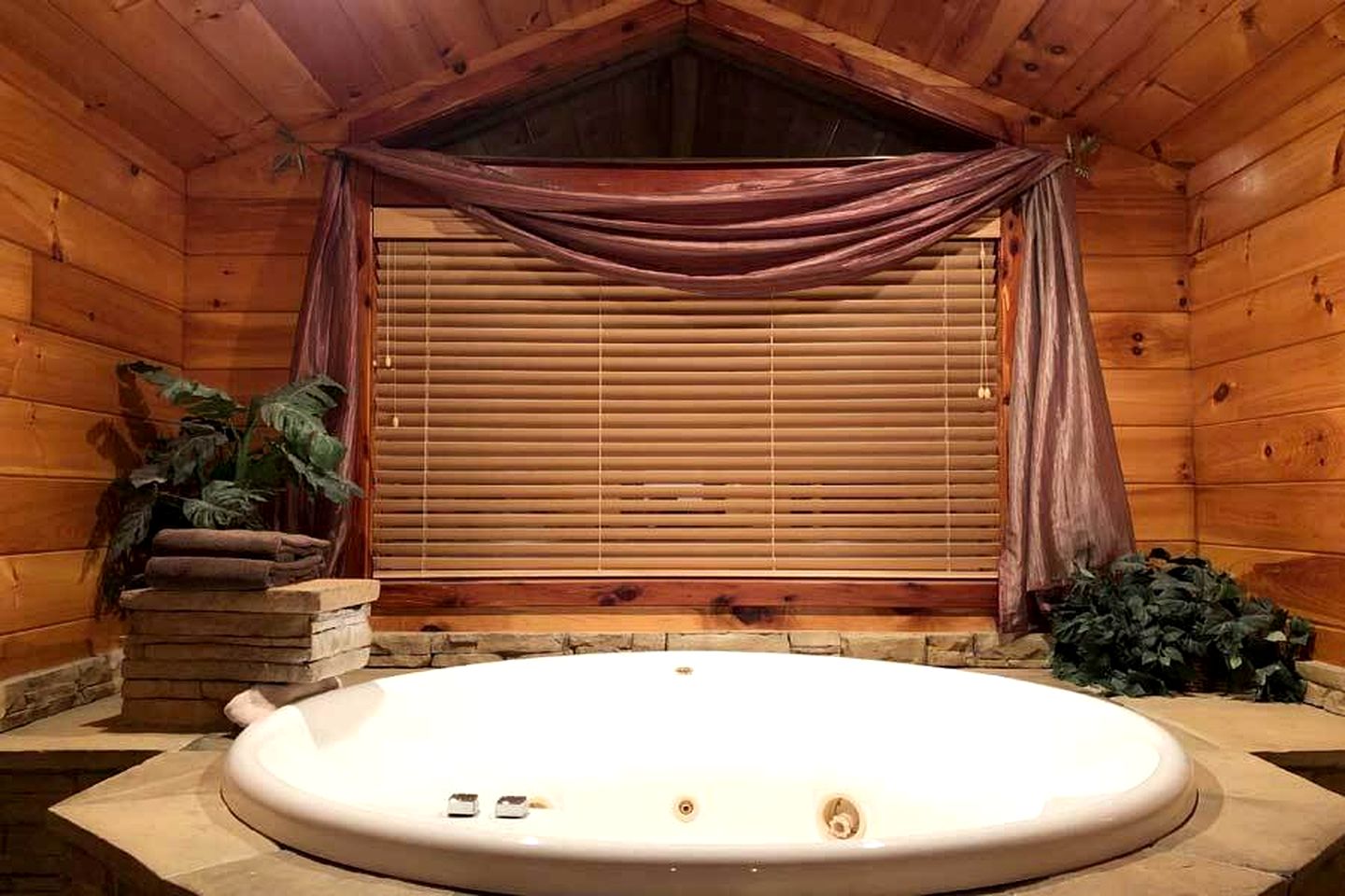 Phenomenal Cabin with Lofted Space and Views in Arkansas