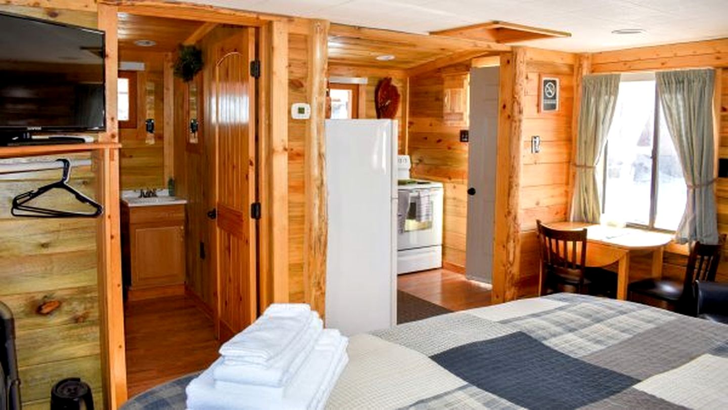 Classic Log Cabin with Fireplace in Red Feather Lakes, Perfect for a Romantic Weekend in the Rocky Mountains