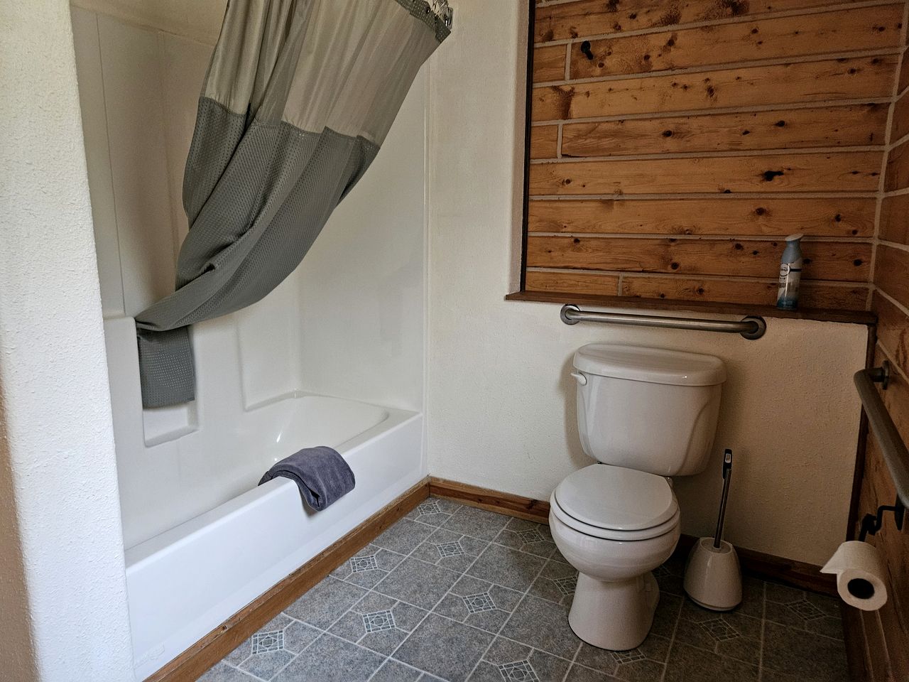 Comfortable Log Cabin with Stunning Views and a Private Deck in McCarthy, Alaska
