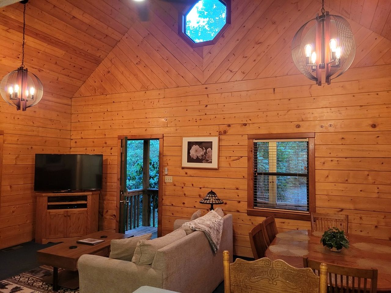 Delightful Cabin with Hot-Tub on the Deck and Indoor Jacuzzi in Arkansas