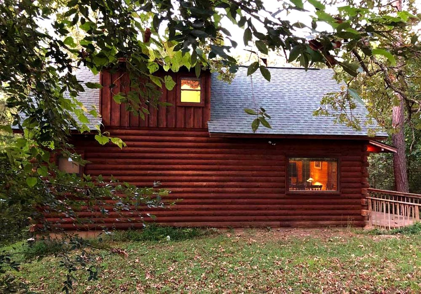 Delightful Cabin with Hot-Tub on the Deck and Indoor Jacuzzi in Arkansas