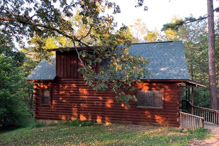 Delightful Cabin with Hot-Tub on the Deck and Indoor Jacuzzi in Arkansas