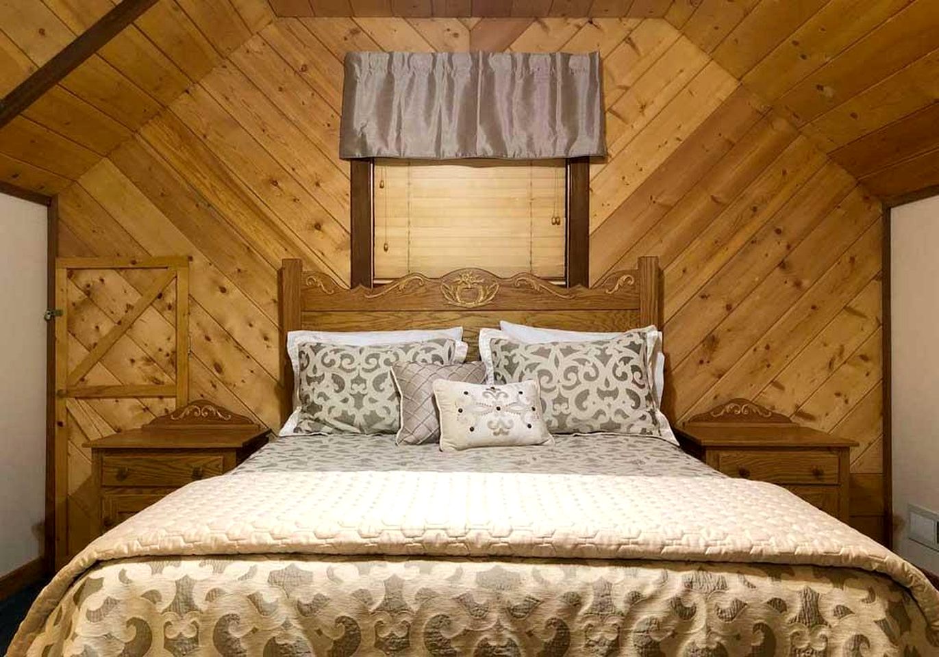 Delightful Cabin with Hot-Tub on the Deck and Indoor Jacuzzi in Arkansas