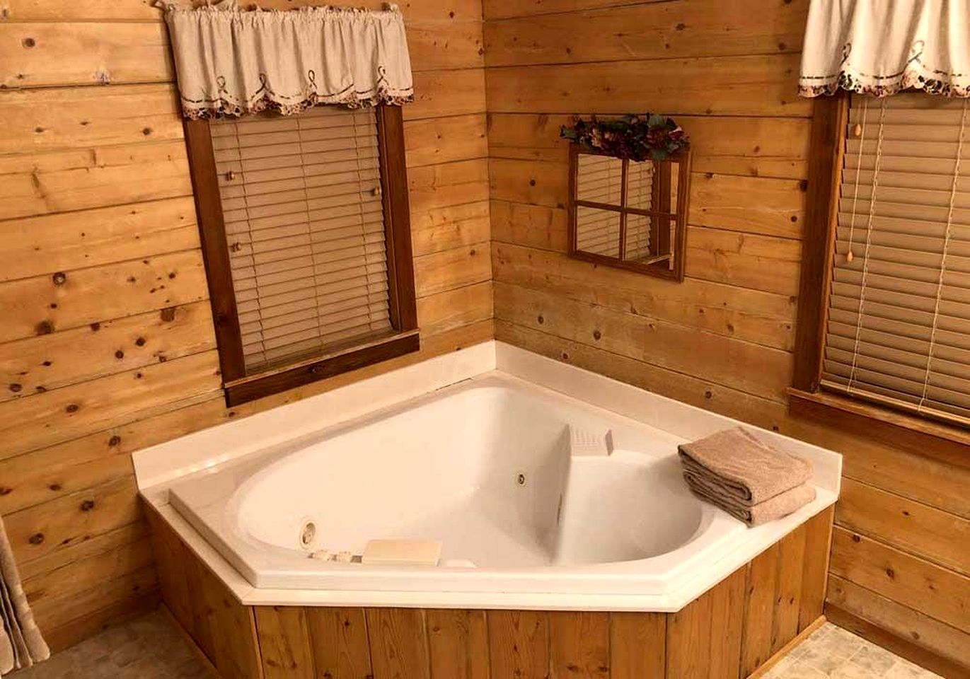 Delightful Cabin with Hot-Tub on the Deck and Indoor Jacuzzi in Arkansas