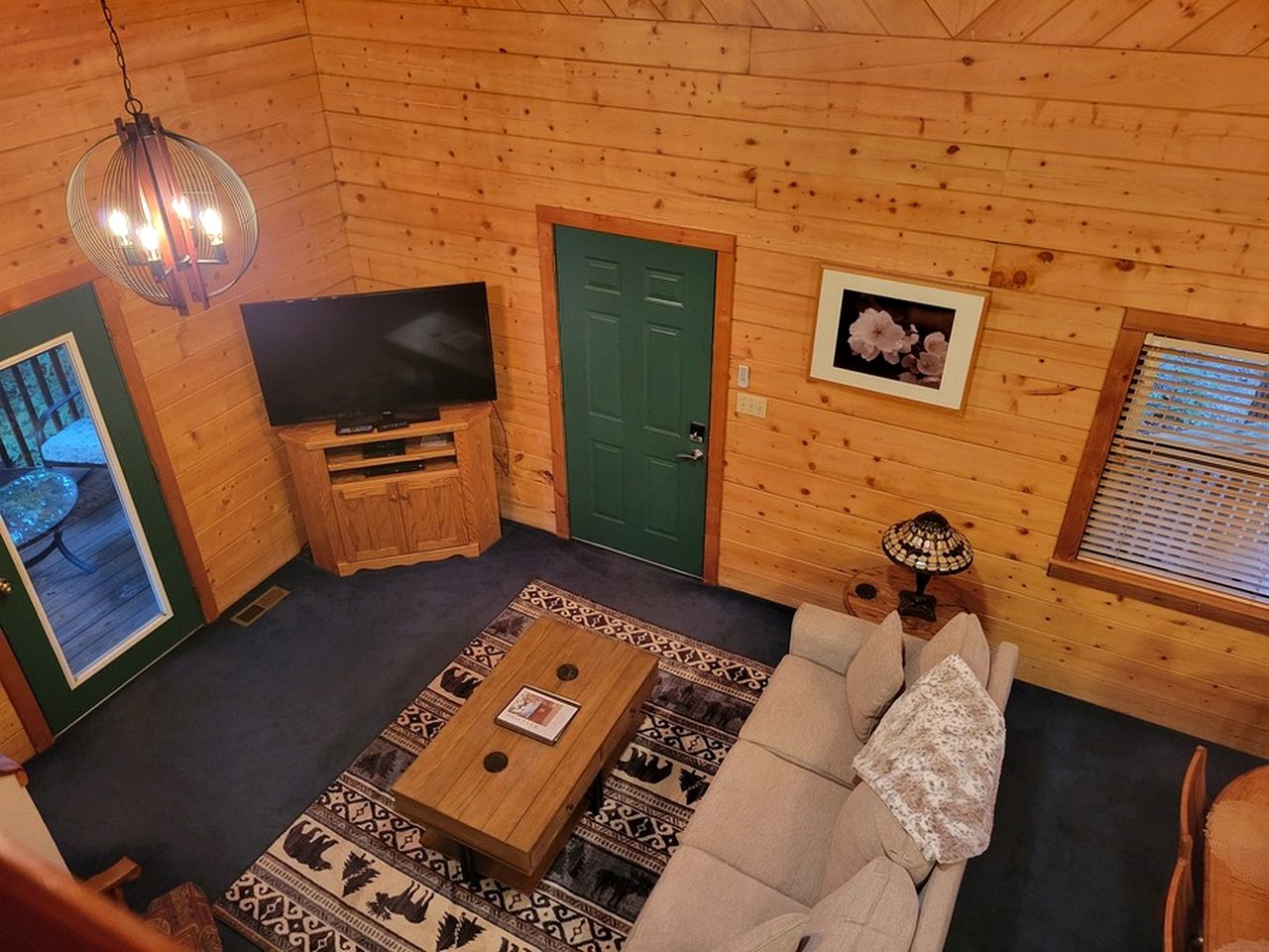 Delightful Cabin with Hot-Tub on the Deck and Indoor Jacuzzi in Arkansas