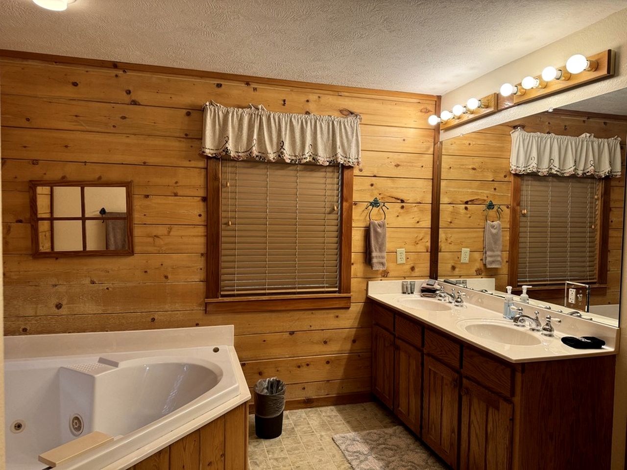 Delightful Cabin with Hot-Tub on the Deck and Indoor Jacuzzi in Arkansas