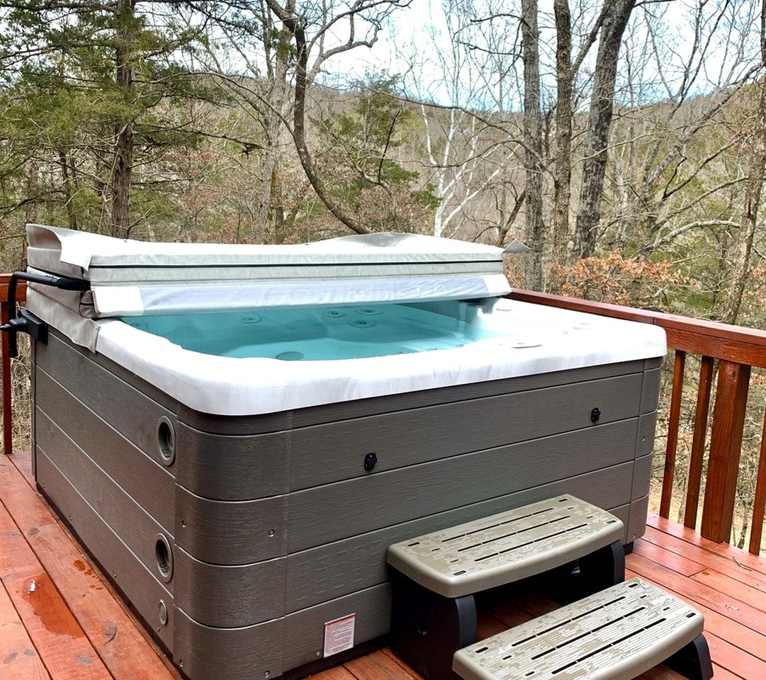 Delightful Cabin with Hot-Tub on the Deck and Indoor Jacuzzi in Arkansas