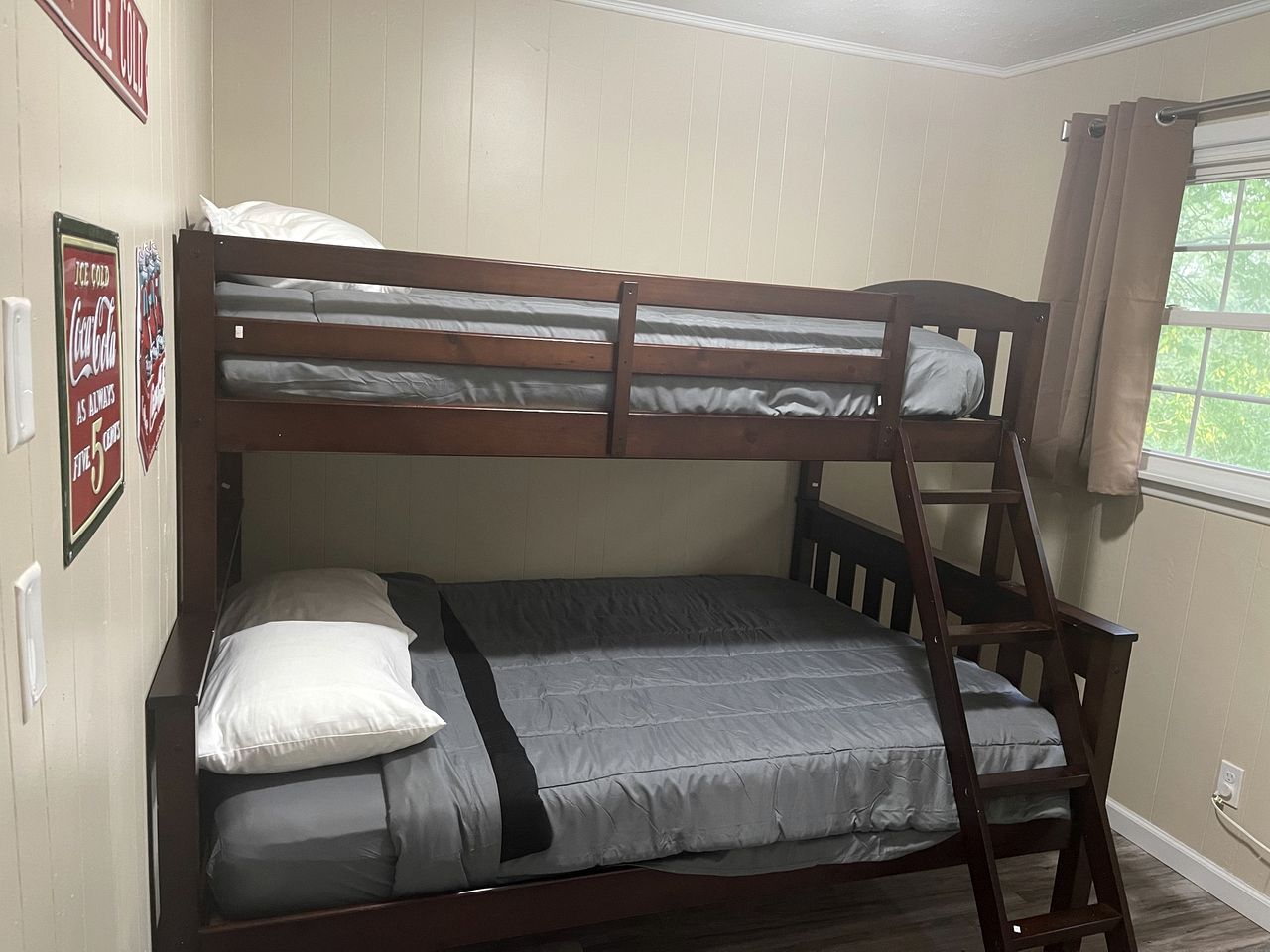 Two Bedroom Cabin with WiFi and Shared Outdoor Pool in Branson, Missouri