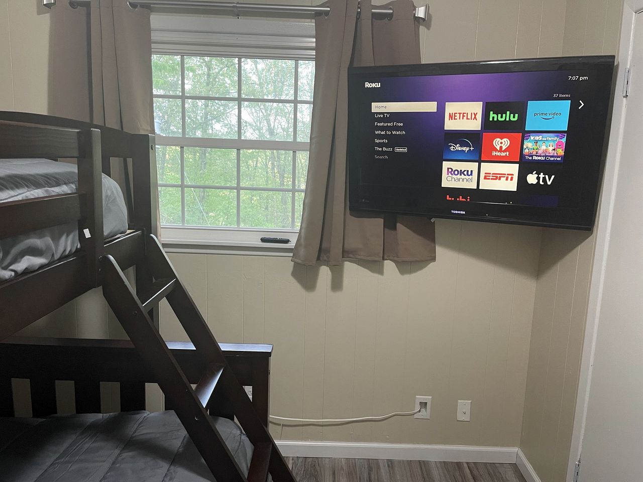 Two Bedroom Cabin with WiFi and Shared Outdoor Pool in Branson, Missouri