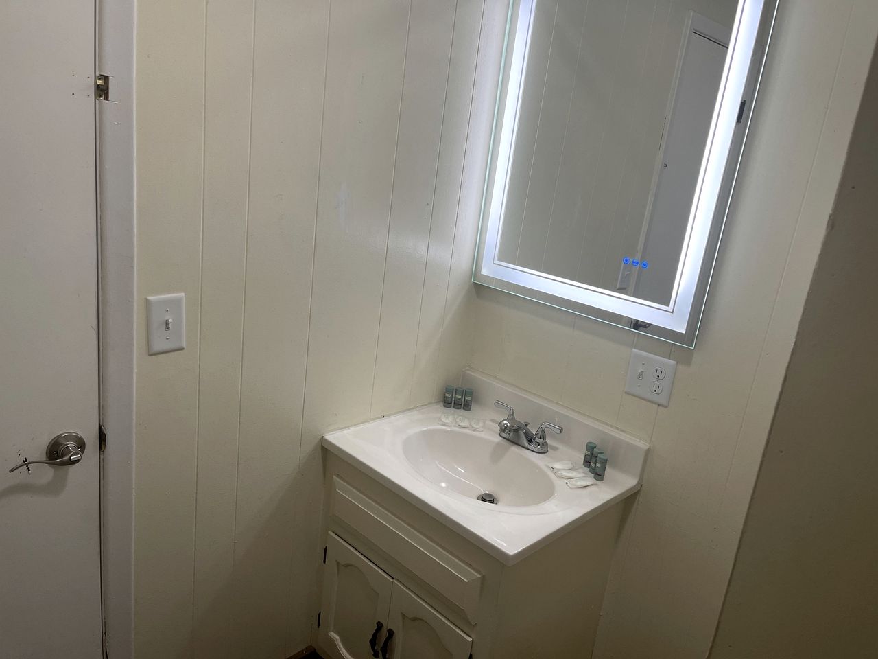 Two Bedroom Cabin with WiFi and Shared Outdoor Pool in Branson, Missouri