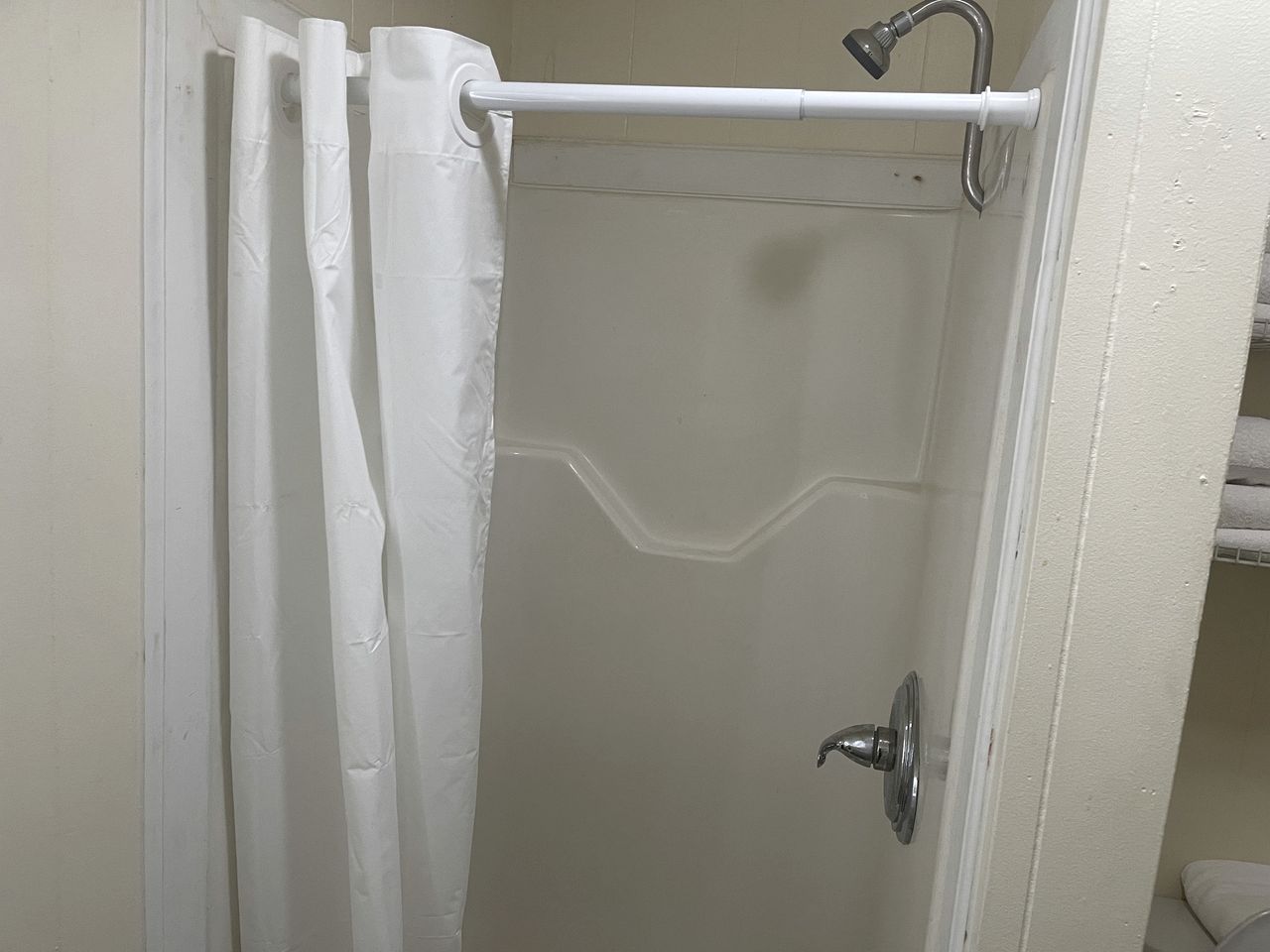 Two Bedroom Cabin with WiFi and Shared Outdoor Pool in Branson, Missouri