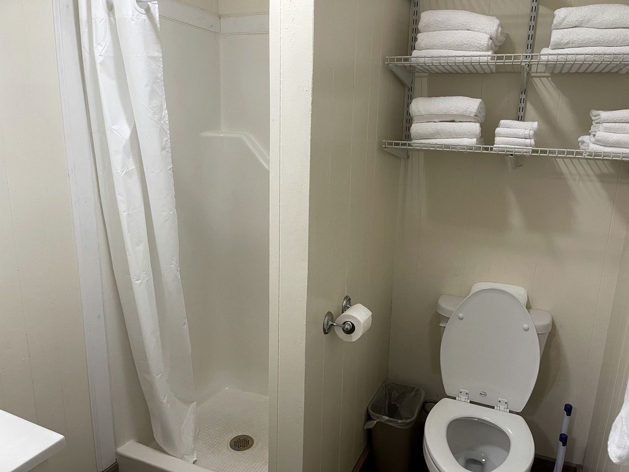 Two Bedroom Cabin with WiFi and Shared Outdoor Pool in Branson, Missouri