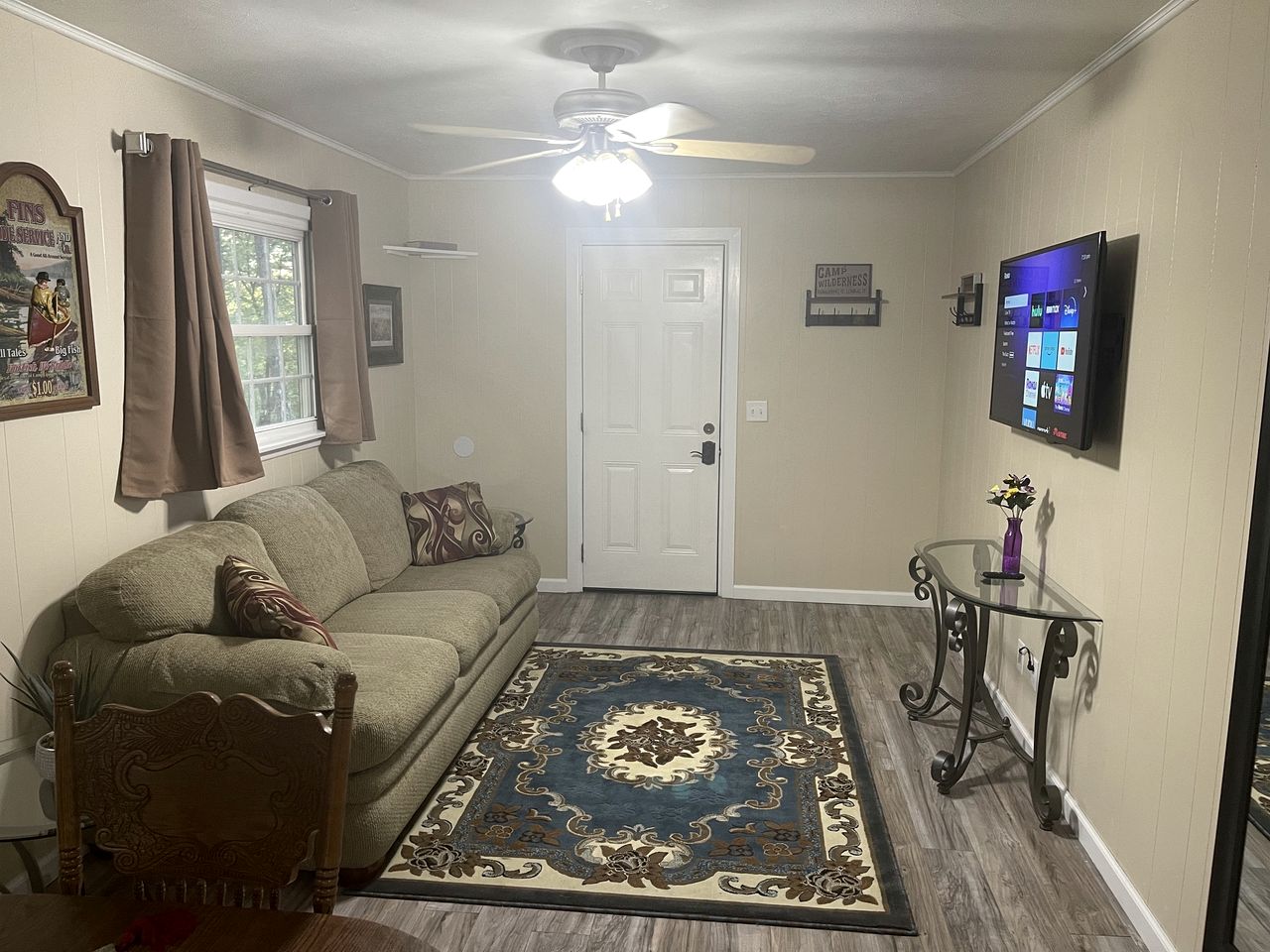 Two Bedroom Cabin with WiFi and Shared Outdoor Pool in Branson, Missouri