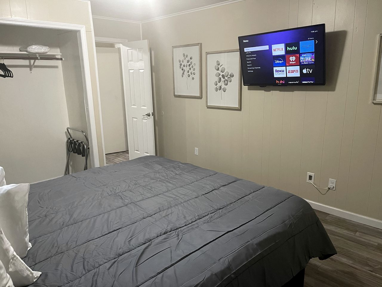 Two Bedroom Cabin with WiFi and Shared Outdoor Pool in Branson, Missouri