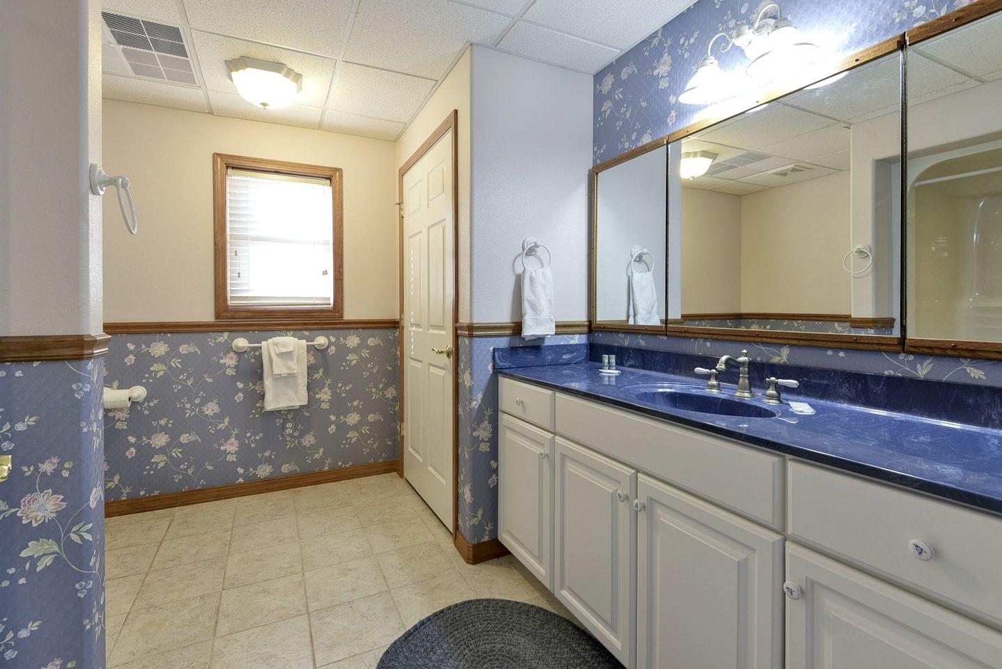 Spacious Family Sized Ozark Mountain Cabin with Pool Table and Game Room in Branson, Missouri