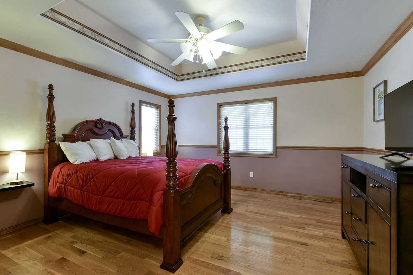 Spacious Family Sized Ozark Mountain Cabin with Pool Table and Game Room in Branson, Missouri