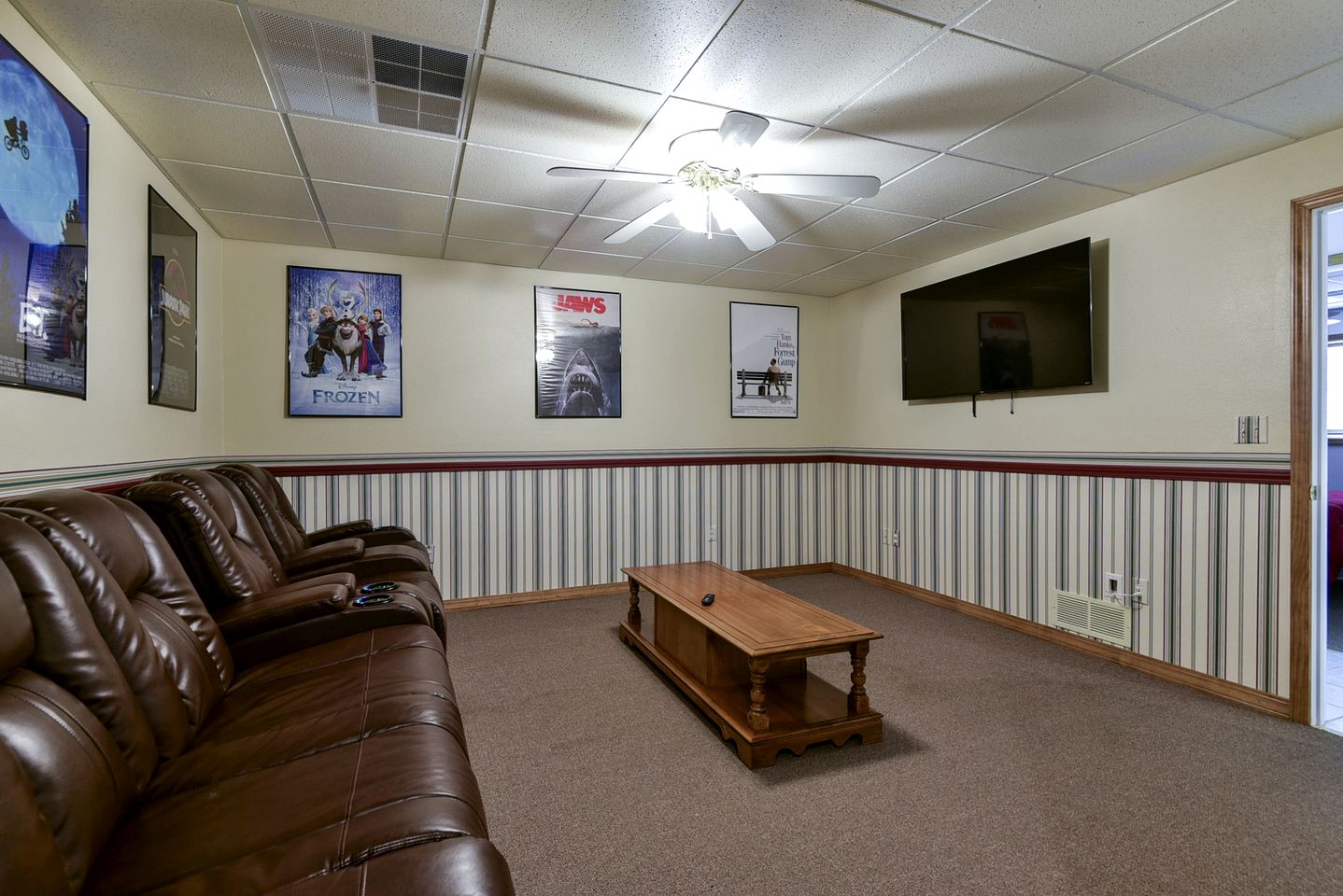 Spacious Family Sized Ozark Mountain Cabin with Pool Table and Game Room in Branson, Missouri