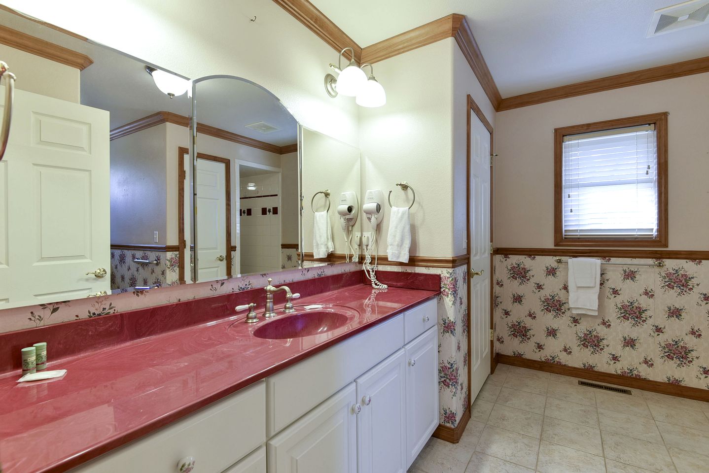 Spacious Family Sized Ozark Mountain Cabin with Pool Table and Game Room in Branson, Missouri