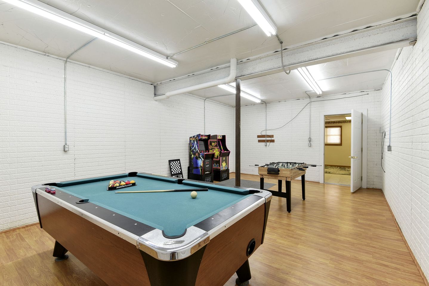 Spacious Family Sized Ozark Mountain Cabin with Pool Table and Game Room in Branson, Missouri