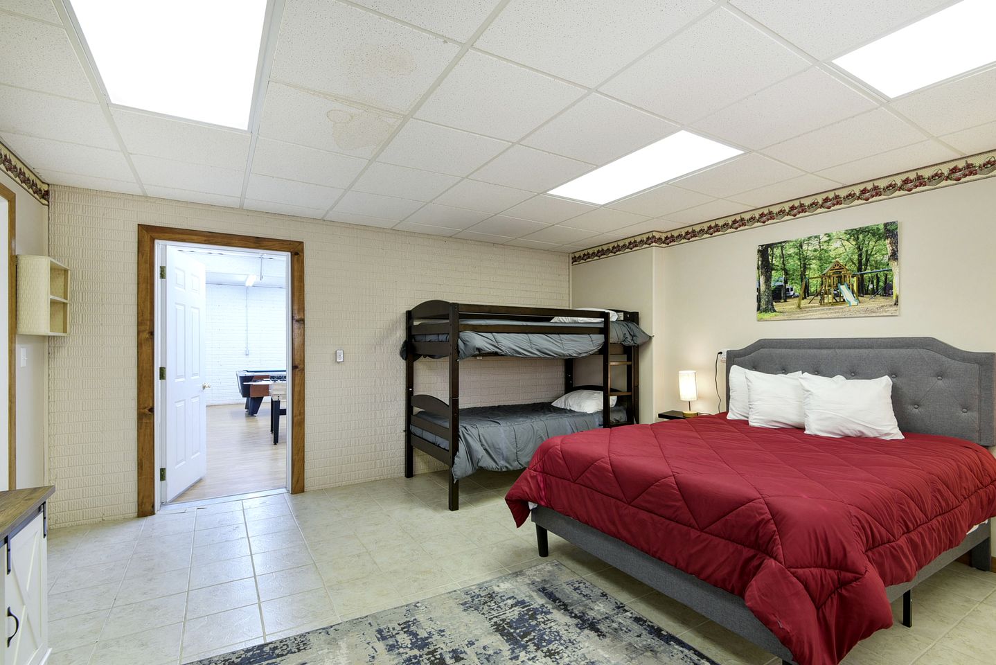 Spacious Family Sized Ozark Mountain Cabin with Pool Table and Game Room in Branson, Missouri